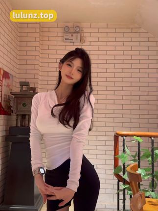 一只树懒宠物互动视频,她的宠物乐园瞬间令人羡慕