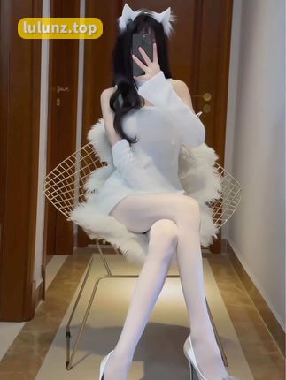 猫梨梨的穿搭风格解析，她的照片展示了什么时尚风格？