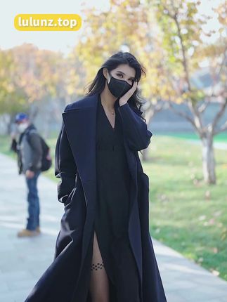 葛征微密圈红底高跟鞋作品展现，突破性时尚引领穿搭新风潮