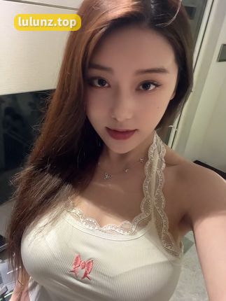 抖音网红奶雯的微密圈资源汇总引发争议，私密诱人内容惊艳呈现