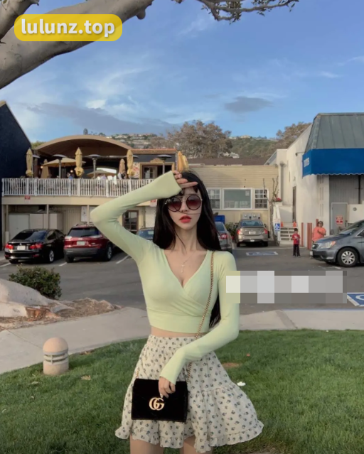 奶白鹿神觅圈作品资源，都市夜幕下的优雅穿搭