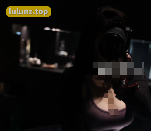 穿上安妮yoo微密圈红色战袍精选作品，展现你的时尚个性！