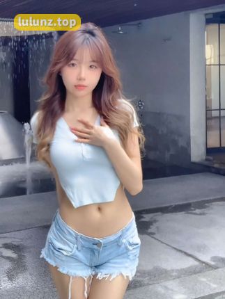 颜值博主相扑猫微密圈最新穿搭灰色情趣资源，引发粉丝热议