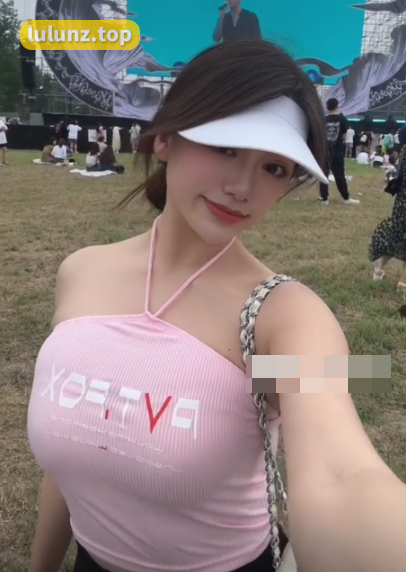 抖音奶宝妹纸与微密圈作品相结合，共创足球宝贝之美