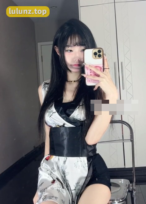 抖音博主囧静ss颜值新奇的俘虏观众，紫色连衣裙展现女人味