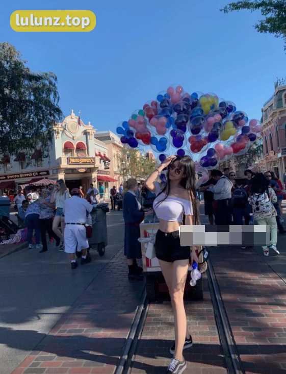 奶白鹿神觅圈作品资源，都市夜幕下的优雅穿搭