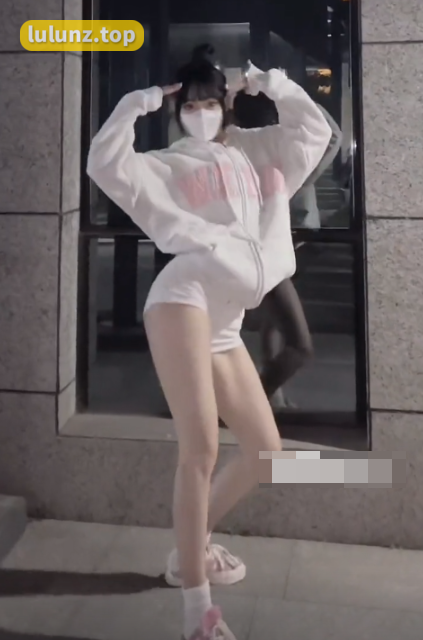 抖音妮老师微密圈照片赏析，早期视频什么梗？