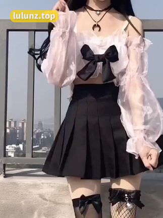 抖音时尚达人雪嘤公主微圈作品征服粉丝，穿搭风格独特