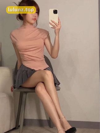 颜值博主相扑猫微密圈最新穿搭灰色情趣资源，引发粉丝热议