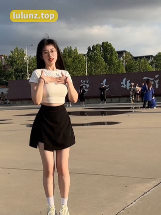 抖音魔法师臭屁楠吖微密圈资源出镜，独特变装技巧引领时尚潮流