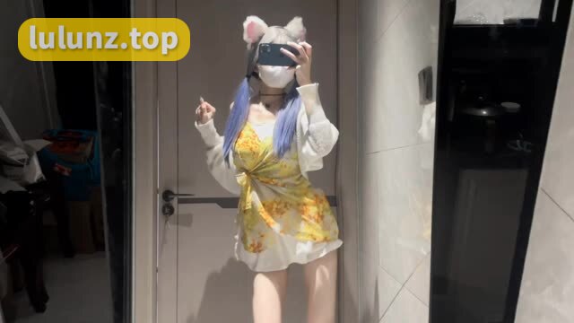 神赐乔乔微密圈作品中的蓝白长裙和红上衣