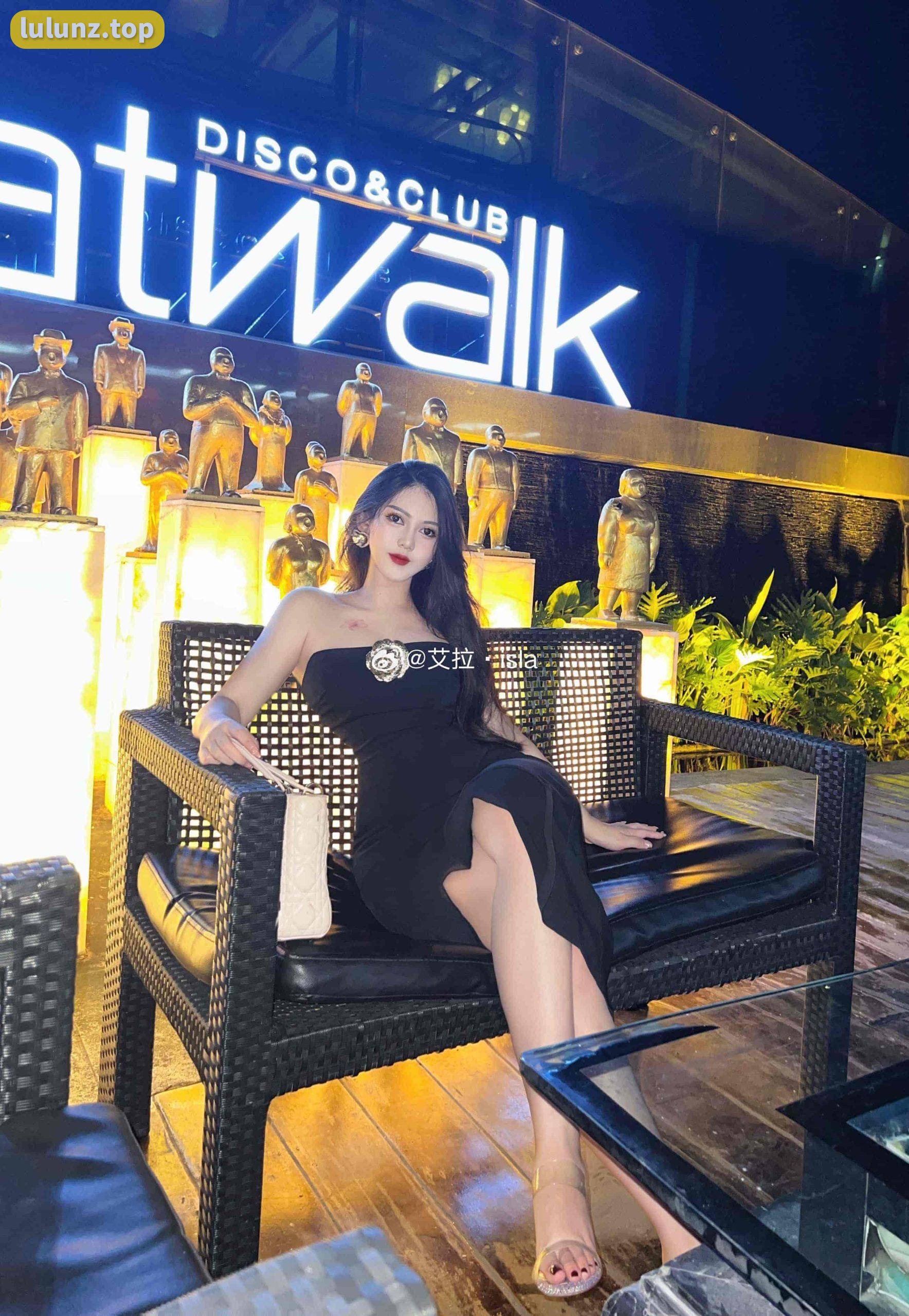 艾拉·isla微密圈作品牛仔裤资源展示，引发关注和热议