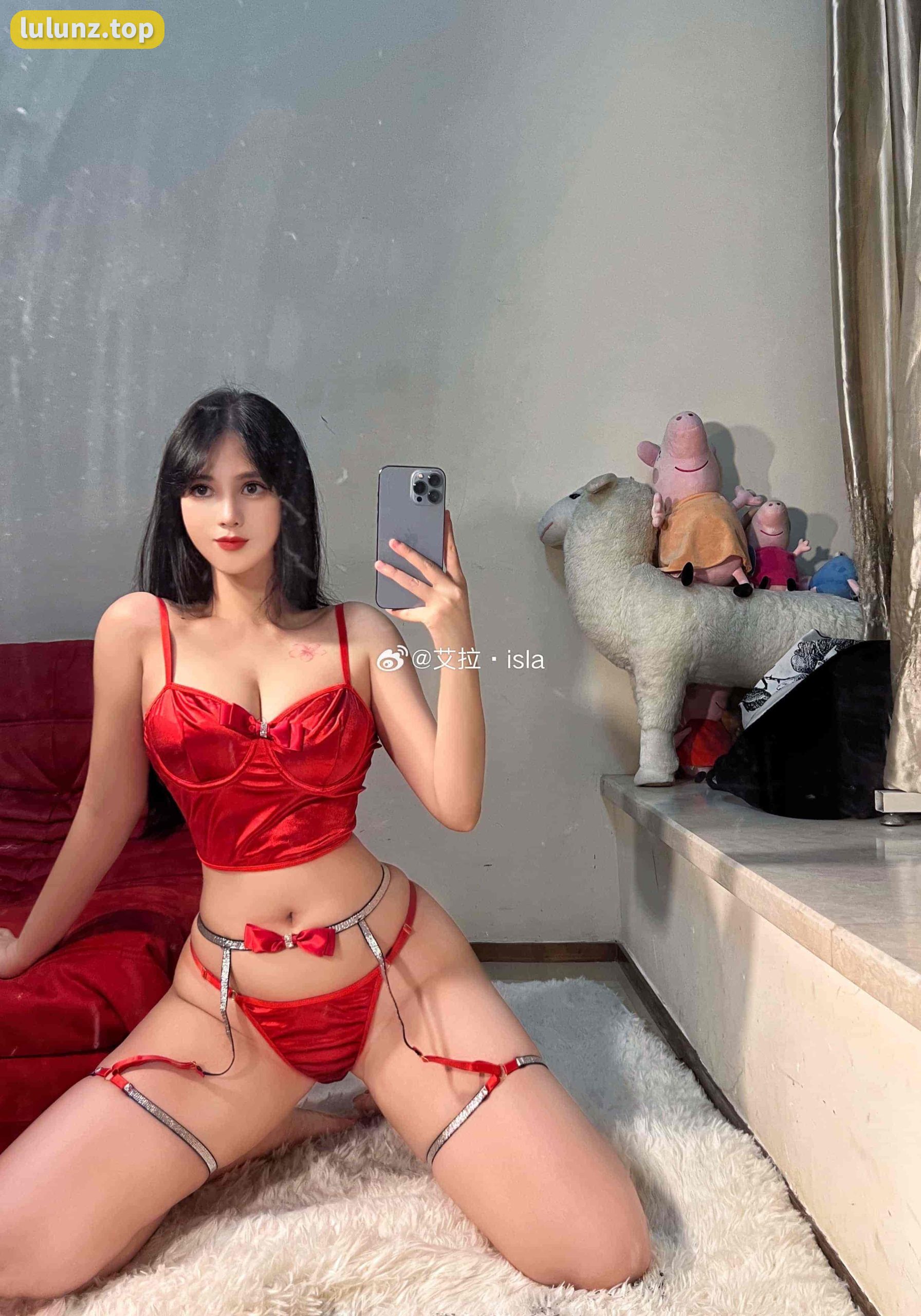 艾拉·isla微密圈作品牛仔裤资源展示，引发关注和热议