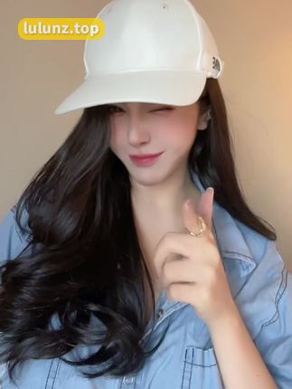 猪小七遮副乳吊带泳衣时尚解析，猪小七的夏日性感穿搭