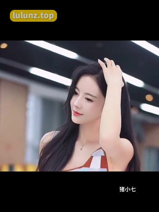 猪小七遮副乳吊带泳衣时尚解析，猪小七的夏日性感穿搭