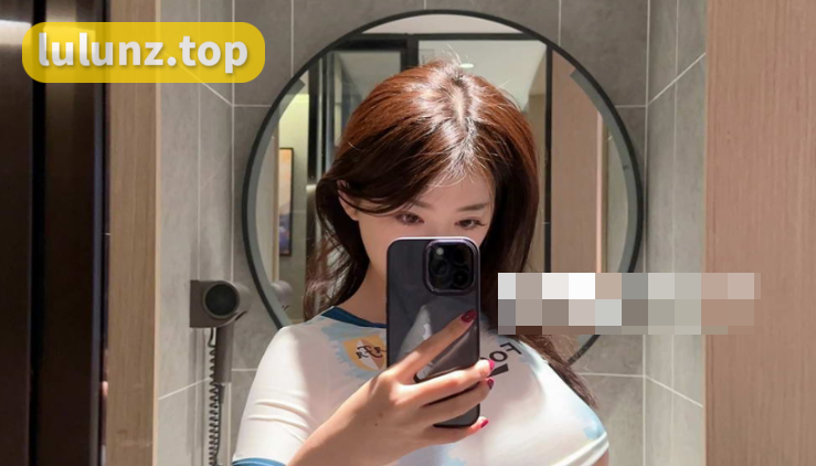 抖音奶宝妹纸与微密圈作品相结合，共创足球宝贝之美