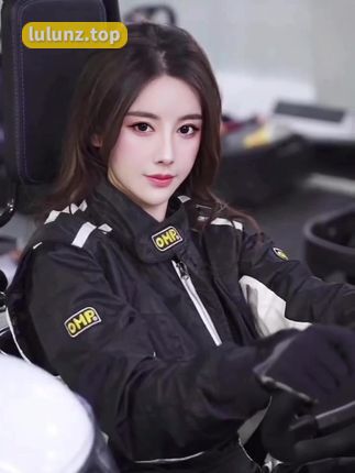 猪小七遮副乳吊带泳衣时尚解析，猪小七的夏日性感穿搭