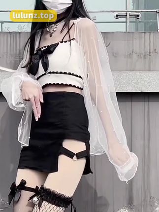 抖音时尚达人雪嘤公主微圈作品征服粉丝，穿搭风格独特