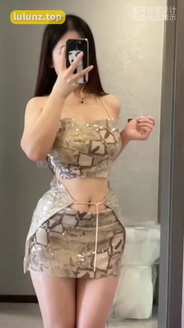 时尚网红桃沢樱呀微密圈圈子作品展示，猫眼小皮衣的创意演绎和独特魅力