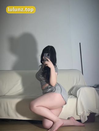 咩咩阿银微密圈作品照片时尚魅力惊艳全场,白皙肌肤与大长腿引人瞩目