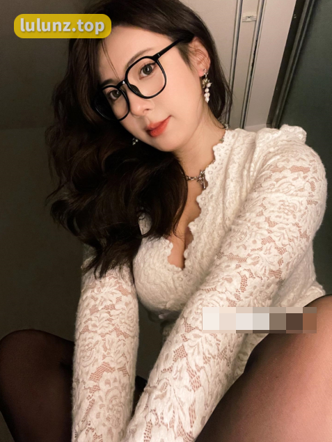 -1 抖音博主安泥推出微密圈付费图作品,展现创意时尚风格