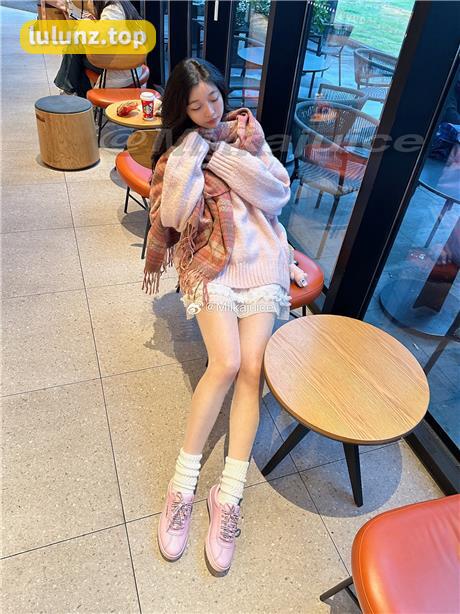 牛奶里的果汁微密圈套图资源，展现颜值与美足共舞