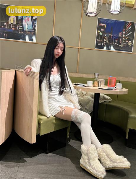 牛奶里的果汁微密圈套图资源，展现颜值与美足共舞