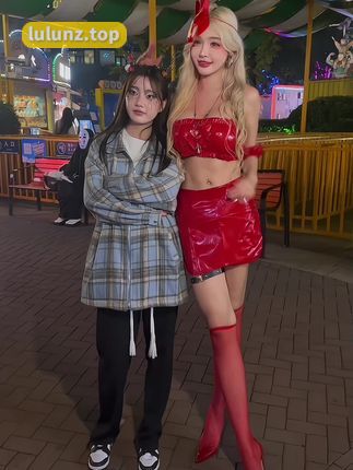 微博红人于芷晴微密圈作品性感紫色比基尼照片曝光，精致五官引发狂热追捧