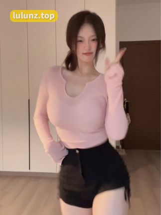 肉感颜值博主好多肉作品，丰满身材搭配独特风格