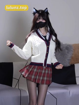 鹿八岁baby微密圈作品资源穿搭,低扎宽松发髻展现高贵端庄