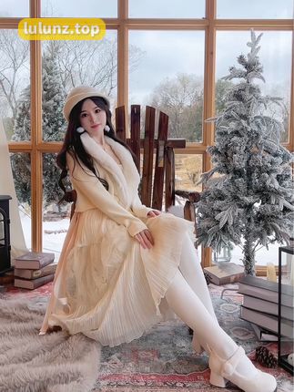 抖音小萌子微密圈作品绝美泳装穿搭，游泳视频引爆网络