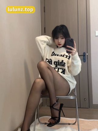 抖音网红琳铛铛微密圈作品资源粉色短裙穿搭，引发时尚热潮