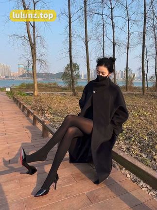 喵小猫吃柠檬微密圈作品魅力展现，维吾尔族身着精致服饰亮相市集