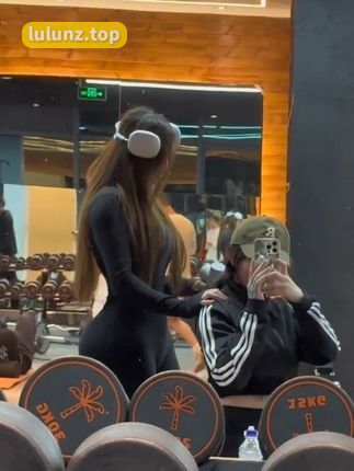 优雅御姐宋昱欣微密圈/觅圈作品资源，穿搭风格及时尚搭配技巧