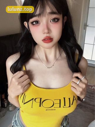 闰节很赞微密圈作品资源展现生机盎然的绿色与红黄花朵