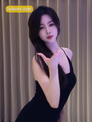 微博奶团奶团微密圈作品颜值身材完美结合，抖音保护小团引发追捧狂潮