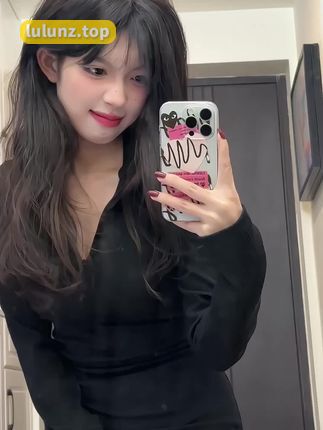 抖音美女晴小猪的微密圈资源穿搭之旅，颜值超高的时尚榜样