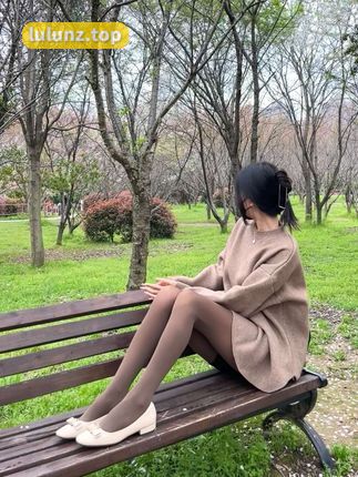 喵小猫吃柠檬微密圈作品魅力展现，维吾尔族身着精致服饰亮相市集