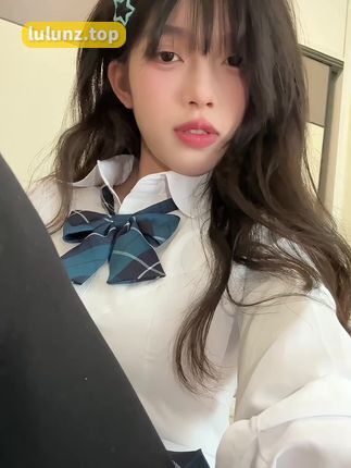 抖音美女晴小猪的微密圈资源穿搭之旅，颜值超高的时尚榜样