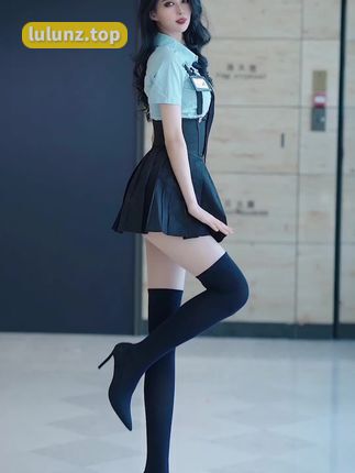 葛征微密圈红底高跟鞋作品展现，突破性时尚引领穿搭新风潮