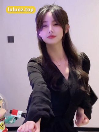 微博奶团奶团微密圈作品颜值身材完美结合，抖音保护小团引发追捧狂潮