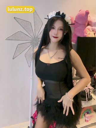 脑婆睡醒啦的微博穿搭，每一套搭配都能吸引眼球