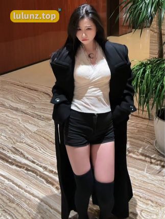 侑子小姐抖音江南烈女微密圈作品一览，独特成熟风格吸粉无数