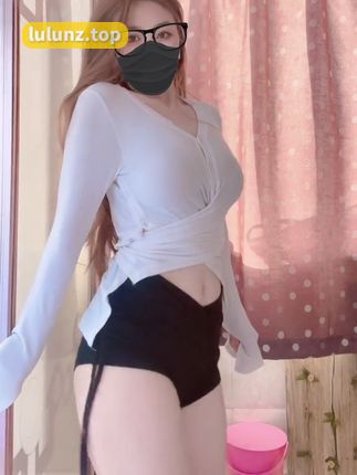 抖音创作者小小忽忽吖微密圈引发关注，视频作品流出事件引发平台隐私保护