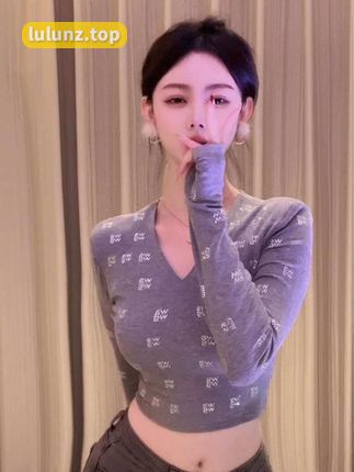 微博奶团奶团微密圈作品颜值身材完美结合，抖音保护小团引发追捧狂潮