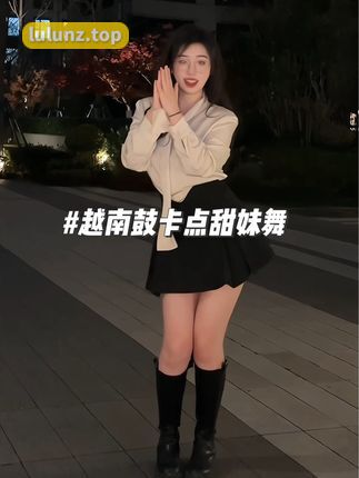 臭屁楠吖微密圈资源穿搭作品展示，满族凤凰图案旗袍引领潮流