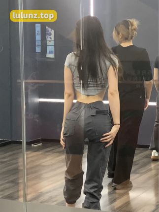 探索时尚界的璀璨明星，脸红八酱微密圈作品带你领略穿搭的艺术