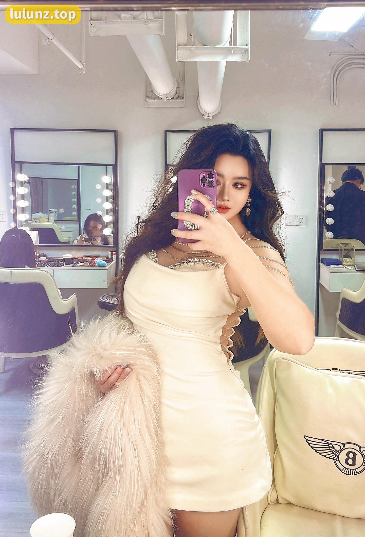 抖音女神水蜜桃米米微密圈作品图集，身材颜值双优让宅男心动无法抗拒