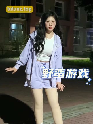 臭屁楠吖微密圈资源穿搭作品展示，满族凤凰图案旗袍引领潮流