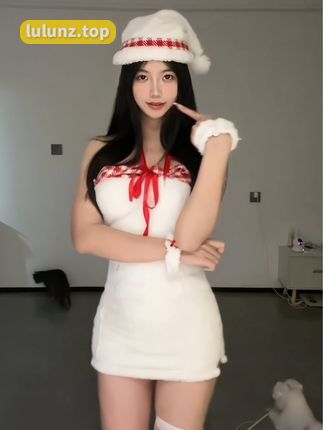 抖音网红鱼神微密圈带来的透明连体作品穿搭趋势，展现自由与个性